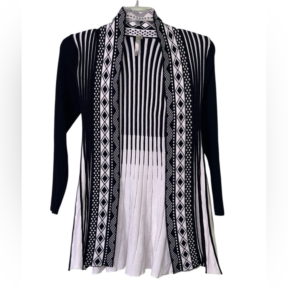 Mono B black and white geometric pattern, flared open cardigan. Size SM/MED GUC